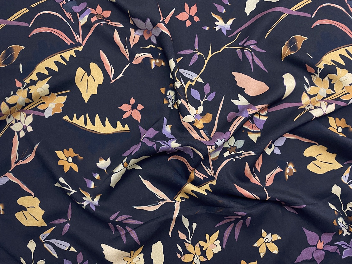 Ткань Вискоза черного цвета с принтом  рыже-фиолетовые цветы, ветки  17212 2
