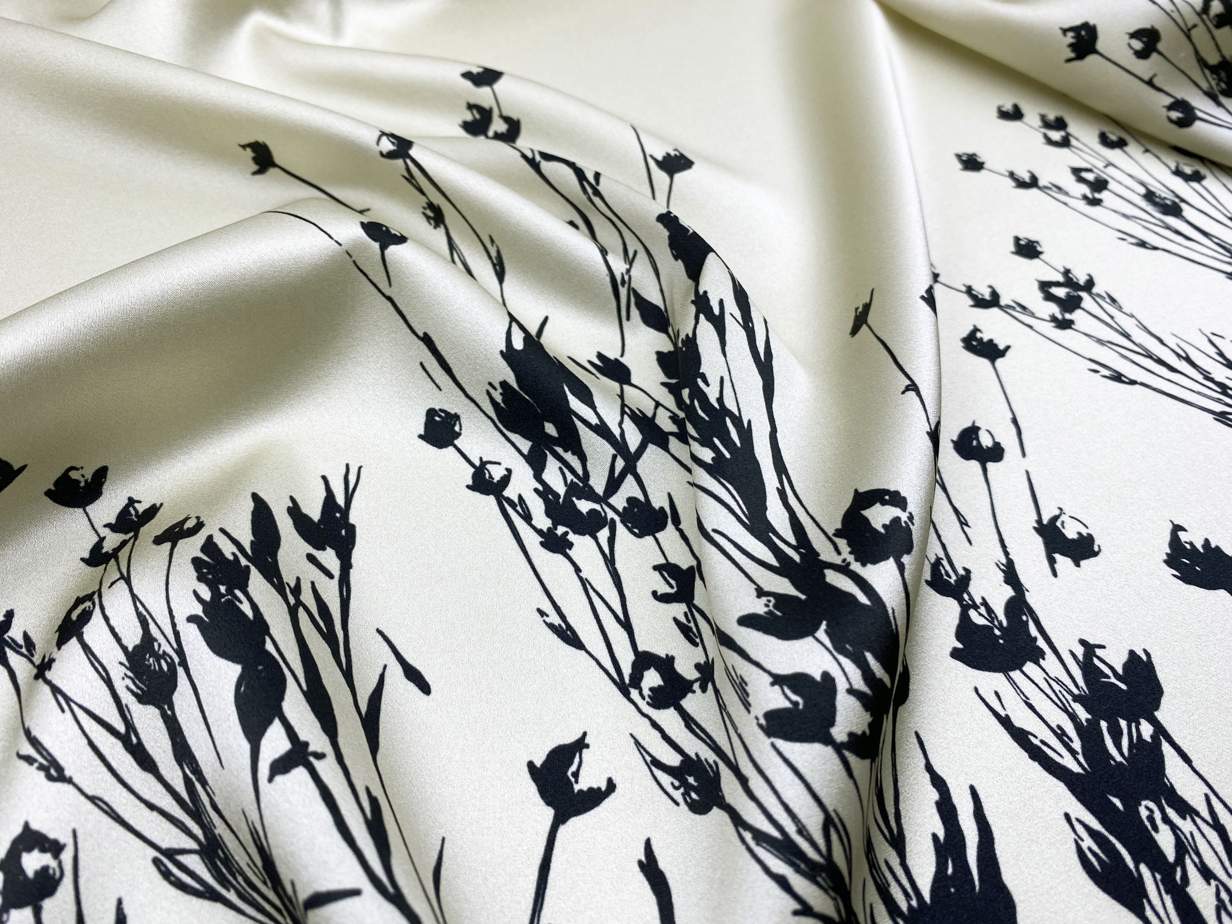 Ткань Шёлк атласный светло-бежевого цвета с принтом чёрные веточки 46736 2