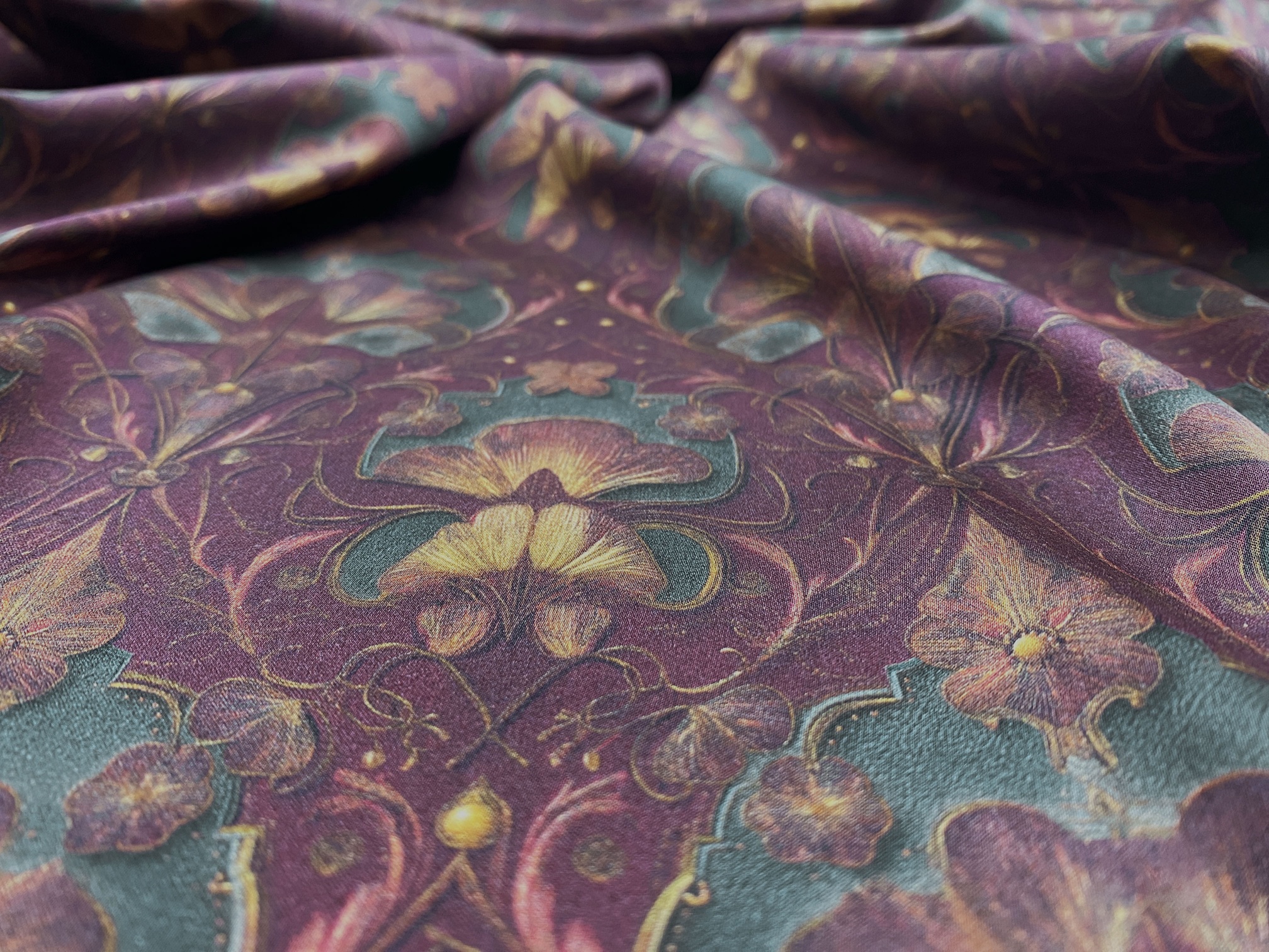 Ткань Шёлк бордового цвета с орнаментальным принтом 46816 2