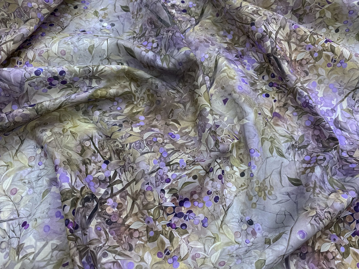 Ткань Батист  серо-бежевого цвета с принтом  сиреневые ягоды голубики ,листья 16813 2